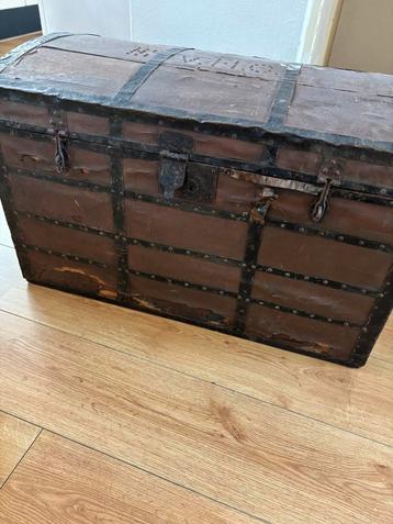 Oude kist beschikbaar voor biedingen