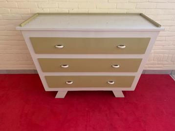 Vintage commode - ladekast met 3 lades beschikbaar voor biedingen