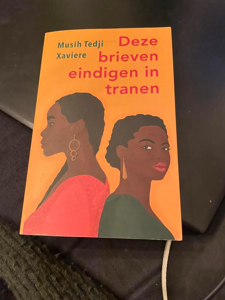 Dez brieven eindigen in tranen Musih tedji xaviere biek 2024, Boeken, Overige Boeken, Zo goed als nieuw, Ophalen of Verzenden