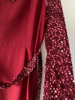 Een mooie rode jurk met pailletten mouwen, Kleding | Dames, Jurken, Maat 42/44 (L), Ophalen of Verzenden, Onder de knie, Emsale