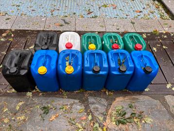 11 jerrycans van 25 liter. beschikbaar voor biedingen