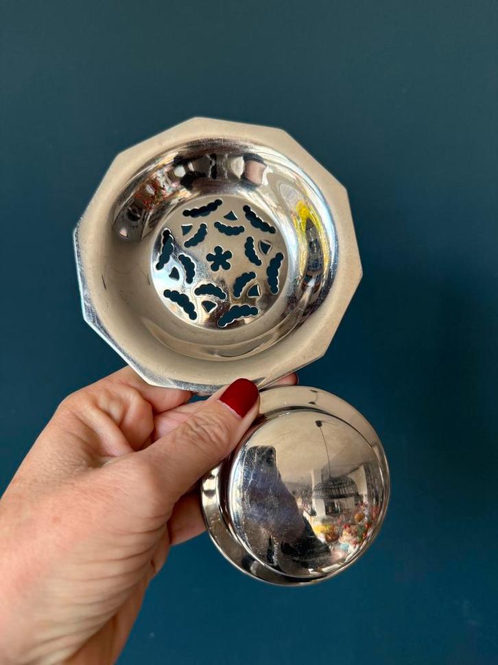 ZELDZAAM Verzilverde vintage boter pers coquillor, Huis en Inrichting, Keuken | Servies, Schaal of Schalen, Overige stijlen, Verzenden