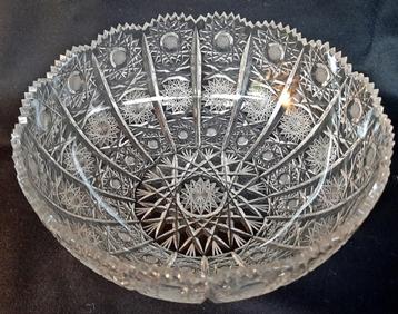 Kristallen schaal beschikbaar voor biedingen