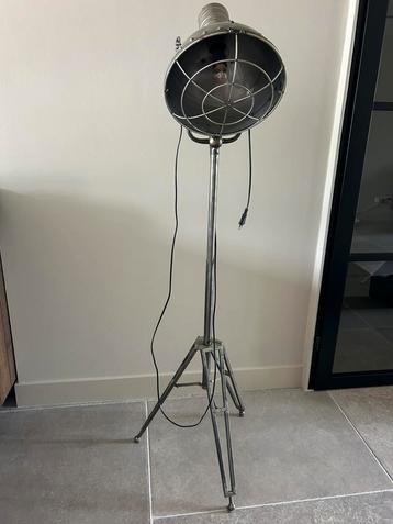 Industriele staande lamp. beschikbaar voor biedingen