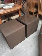 2 donkerbruine hockers met glasplaat, Ophalen, Zo goed als nieuw