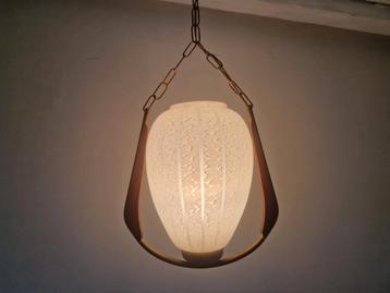 Vintage scandinavische teak en glas hanglamp. beschikbaar voor biedingen
