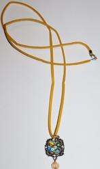 Lange ketting van geel suède met een hangertje, Geel, Nieuw, Ophalen of Verzenden, Overige materialen