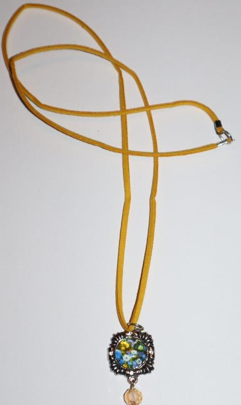 Lange ketting van geel suède met een hangertje, Sieraden, Tassen en Uiterlijk, Kettingen, Nieuw, Overige materialen, Geel, Met hanger