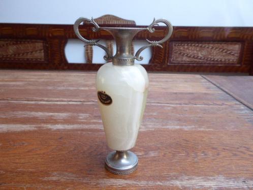 Vintage onyx vaasje met metalen details, Antiek en Kunst, Antiek | Woonaccessoires, Ophalen of Verzenden