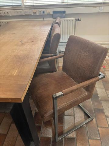Eikenhouten eettafel met 6 stoelen beschikbaar voor biedingen