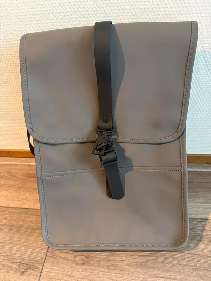 Rains rugzak / rugtas, Grijs, 17L, Sieraden, Tassen en Uiterlijk, Tassen | Rugtassen, Zo goed als nieuw, Overige merken, 40 cm of meer