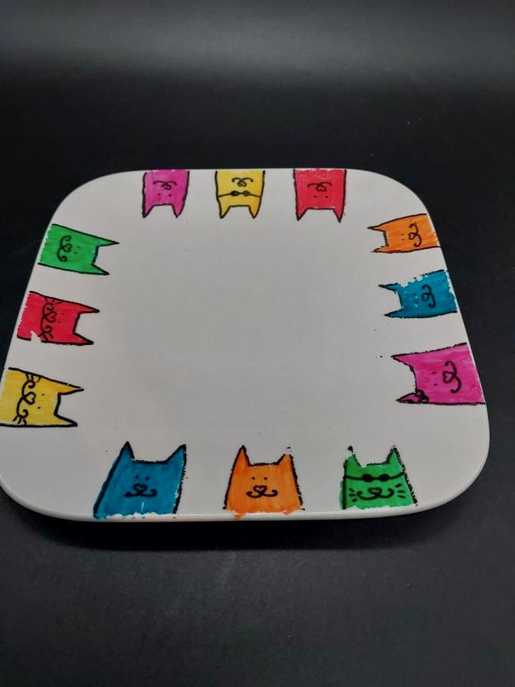 Vrolijk Bordje met Katten, Huis en Inrichting, Keuken | Servies, Gebruikt, Bord(en), Overige stijlen, Porselein, Ophalen of Verzenden