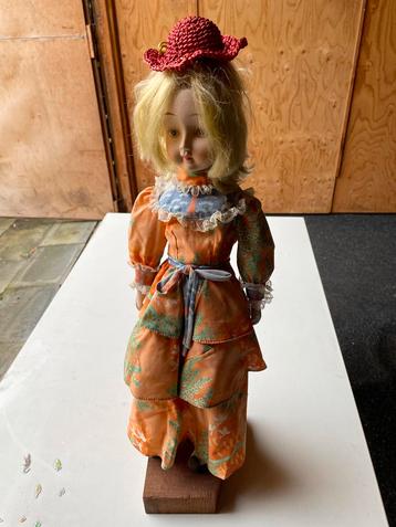 Antieke Pop met Oranje Jurk beschikbaar voor biedingen