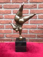 balancerend gezet naakt, brons en marmer, Ophalen of Verzenden