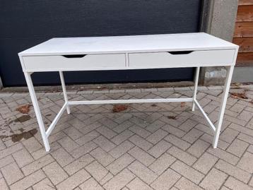 Smal wit bureau beschikbaar voor biedingen