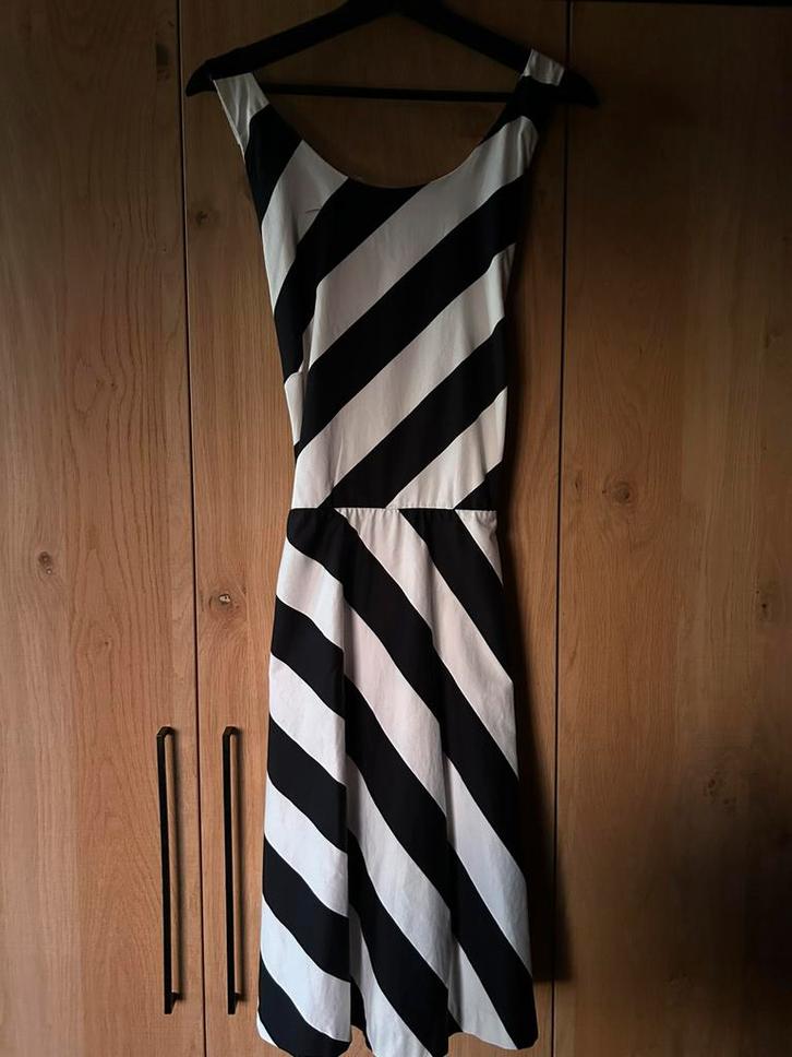 Zwart wit jurkje maat 42, Kleding | Dames, Jurken, Zo goed als nieuw, Maat 42/44 (L), Zwart, Boven de knie, Ophalen of Verzenden