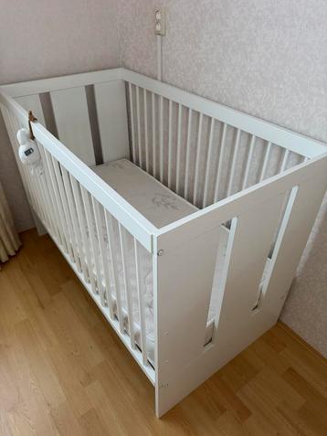 Nieuwe Babybed met nieuwe matras. beschikbaar voor biedingen