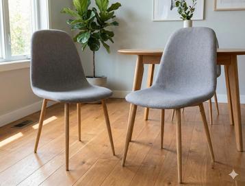 Set van 4 grijze stoelen met houten poten