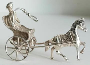 Zilveren miniatuurtje paardje met koetsje beschikbaar voor biedingen