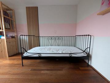 Sierlijk bed inclusief matras beschikbaar voor biedingen