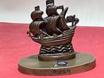 Bronzen presse-papier KNSM – zeilschip met emaille vlag, Verzenden, Gebruikt, Zeilboot, Gebruiksvoorwerp