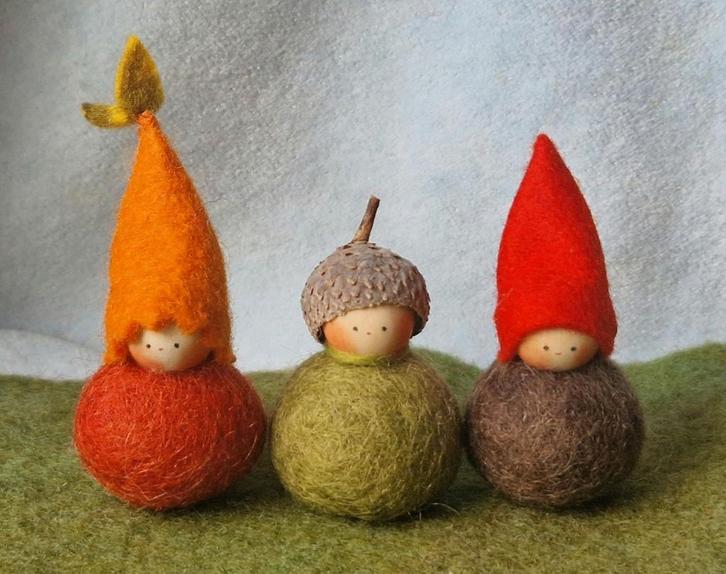 Seizoenstafel vilt popje kabouter Vrije School herfst, Hobby en Vrije tijd, Vilt, Nieuw, Figuurtje(s), Wolvilt, Verzenden