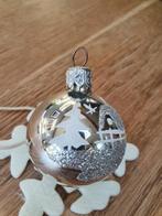 Glazen kerstbal met huisje en dennenbomen zilver/wit/glitter, Gebruikt, Ophalen of Verzenden