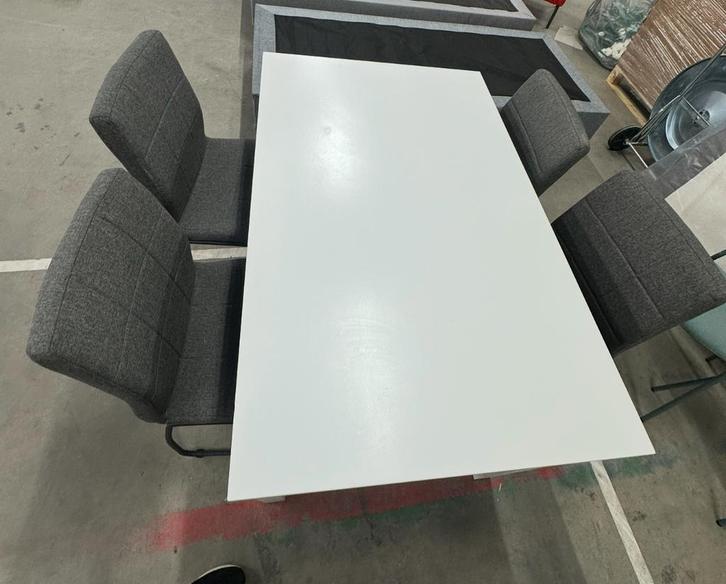Witte eettafel met 4 grijze stoelen, Huis en Inrichting, Complete eetkamers, Zo goed als nieuw, 4 tot 6 stoelen, Ophalen of Verzenden
