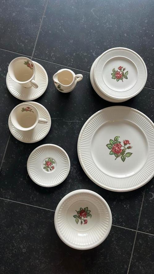 Wedgwood servies enkele stuks Moss Rosé, Huis en Inrichting, Keuken | Servies, Gebruikt, Kop(pen) en/of Schotel(s), Wedgwood, Aardewerk