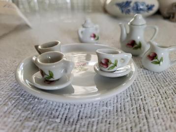 Mini thee / koffie serviesje porselein.              Bloem beschikbaar voor biedingen