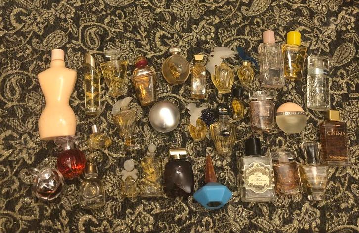 Parfum miniaturen 30 stuks, Verzamelen, Parfumverzamelingen, Nieuw, Miniatuur, Gevuld, Ophalen