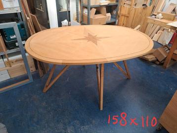 Ovalen eettafel beschikbaar voor biedingen