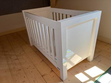 Hoogglans wit ledikant Interbaby 120cm x 60cm beschikbaar voor biedingen