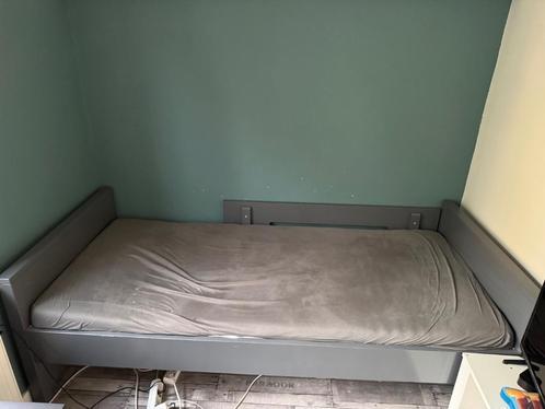 Grijs eenpersoonsbed van bopita, Huis en Inrichting, Slaapkamer | Bedden, Gebruikt, Eenpersoons, 90 cm, 200 cm, Hout, Grijs, Ophalen