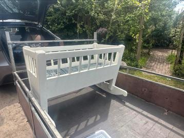 Gratis wiegje met matras beschikbaar voor biedingen