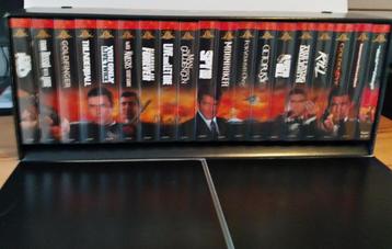 Doos (cassette) met 19 VHS-videobanden met James Bond-films beschikbaar voor biedingen