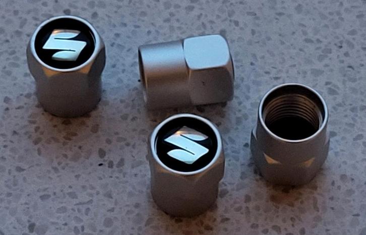 Set van 4 gloednieuwe Suzuki aluminium ventieldoppen., Auto diversen, Wieldoppen, Nieuw, Ophalen of Verzenden