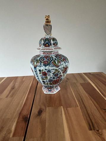 Delfts Blauw Polychroom Vaas met Deksel beschikbaar voor biedingen