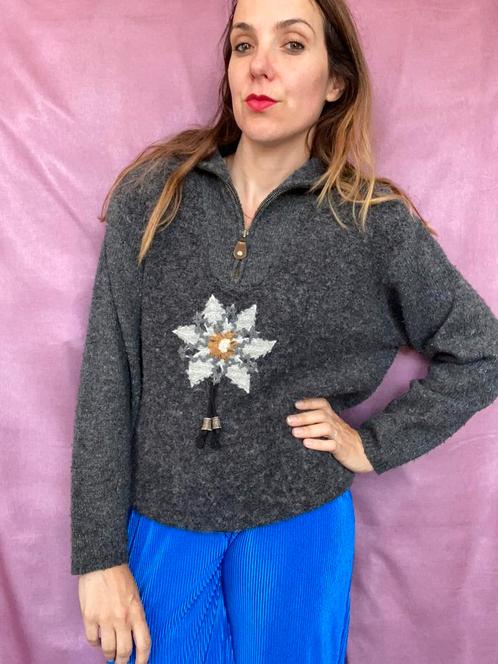 Vintage grijze trui met bloem - 40/42 L/XL of oversized, Kleding | Dames, Truien en Vesten, Gedragen, Maat 38/40 (M), Grijs, Ophalen of Verzenden