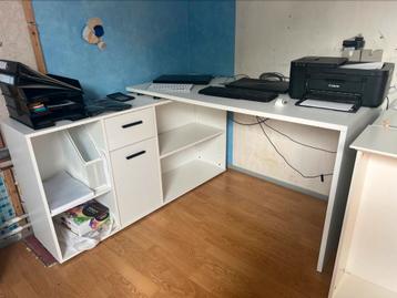 bureau tafel beschikbaar voor biedingen