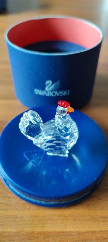 Swarovski Hen rode kam beschikbaar voor biedingen