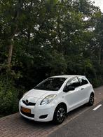 Toyota Yaris 1.0 12V Vvt-i 3DR Terra 2010 Wit, Auto's, Voorwielaandrijving, 965 kg, Origineel Nederlands, Handgeschakeld