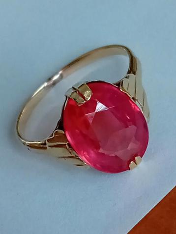 Antieke gouden art deco ring met grote facetgeslepen robijn  beschikbaar voor biedingen