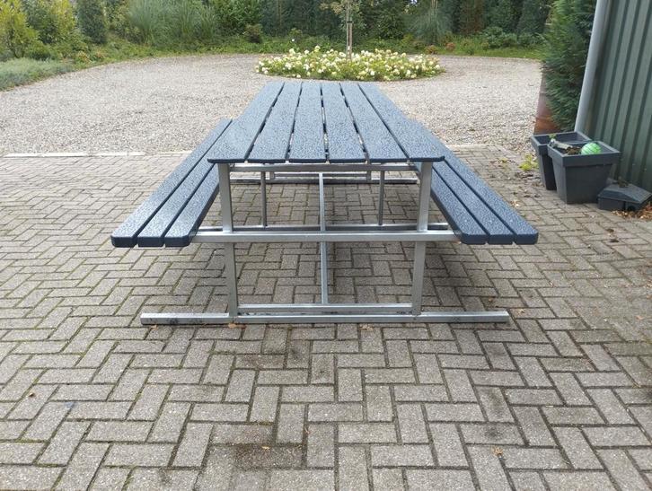 Stevige Picknicktafel met ijzeren frame., Tuin en Terras, Picknicktafels, Gebruikt, Rechthoekig, Aluminium, Ophalen of Verzenden