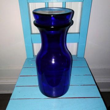 Glazen pot blauw met deksel beschikbaar voor biedingen