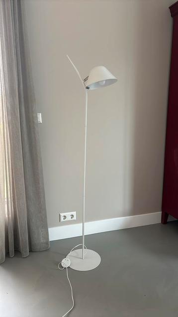 Mooie slanke witte Staande lamp  beschikbaar voor biedingen