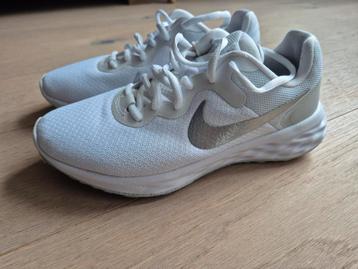 Nike hardloopschoenen maat 37,5 beschikbaar voor biedingen