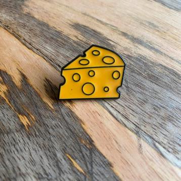 Verschillende pins/ broches beschikbaar voor biedingen
