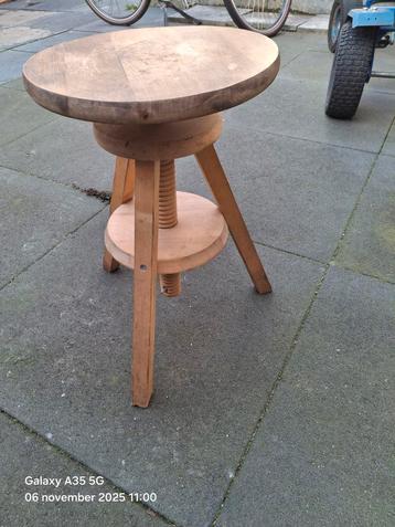 Verstelbaar Houten Krukje beschikbaar voor biedingen