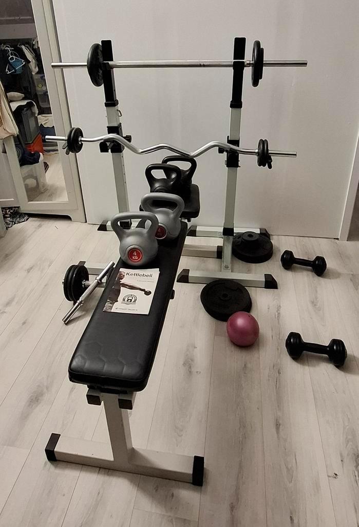 Overcomplete halterset met bank, kettlebells en dumbells, Sport en Fitness, Fitnessmaterialen, Gebruikt, Halterset, Armen, Benen